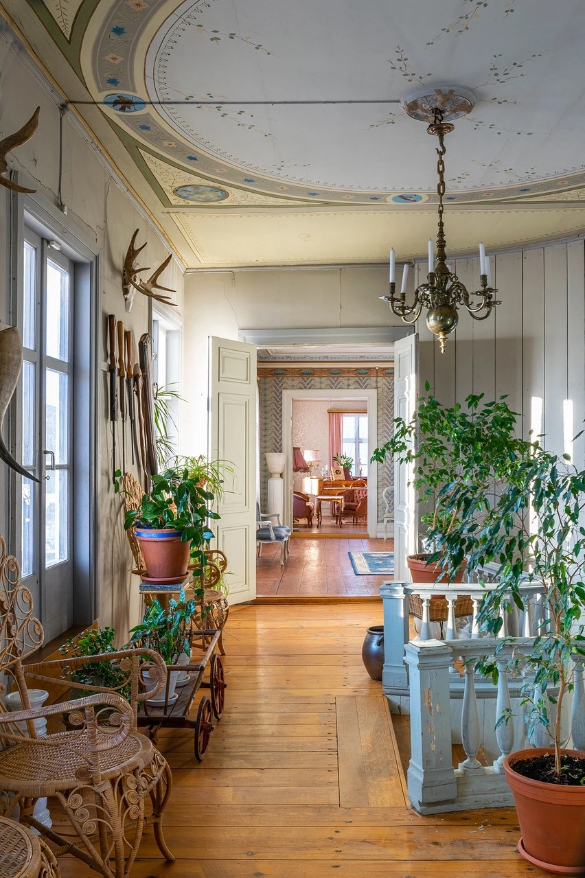 Ljuskronor och långbord i herrgårdens matsal
